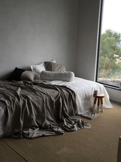 コンテンポラリー 寝室 by Rough Linen