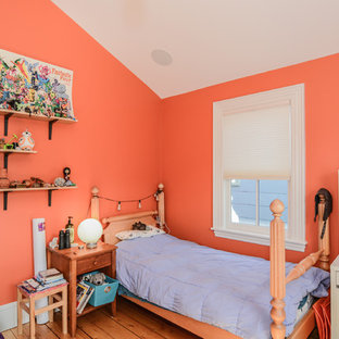 Imagen de dormitorio rústico, de tamaño medio, con parades naranjas y suelo de madera en tonos medios