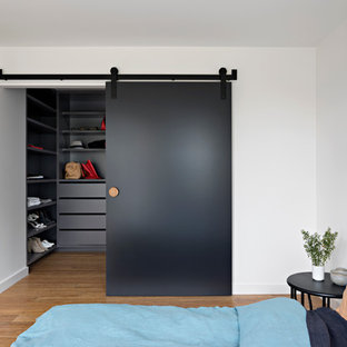 Mittelgroßes Modernes Hauptschlafzimmer mit weißer Wandfarbe und Bambusparkett in Melbourne