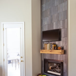 Diseño de dormitorio principal, tradicional renovado, de tamaño medio, con paredes beige, moqueta, chimenea de esquina y marco de chimenea de baldosas y/o azulejos