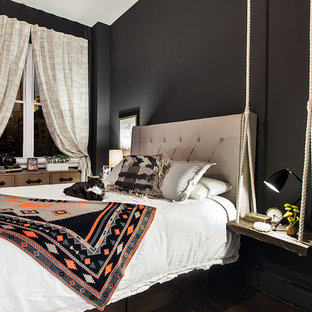 Foto de dormitorio rural con paredes negras