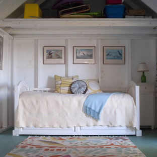 Immagine di una camera da letto stile rurale con pareti bianche e pavimento in legno verniciato