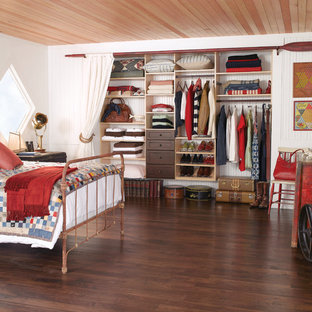 Foto de dormitorio rural con paredes blancas, suelo de madera oscura y suelo marrón