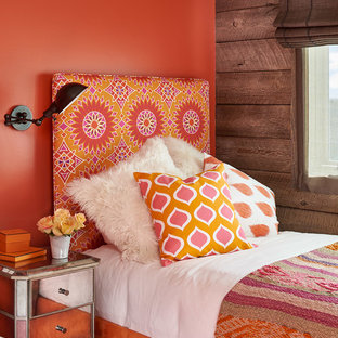 Foto de habitación de invitados rural con parades naranjas