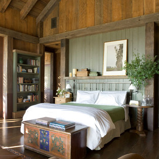 Modelo de dormitorio principal, rural, con paredes verdes y suelo de madera oscura