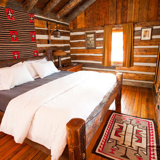 Ejemplo de dormitorio rural con suelo de madera en tonos medios
