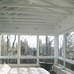 Diseño de dormitorio rural con paredes blancas