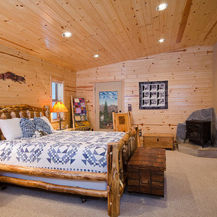Modelo de dormitorio rural con paredes beige y moqueta
