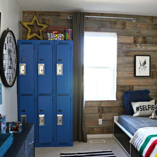 Diseño de dormitorio rústico, pequeño, sin chimenea, con paredes blancas y moqueta
