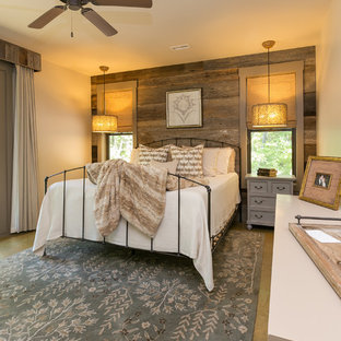 Modelo de dormitorio principal, rural, con paredes beige y suelo de cemento