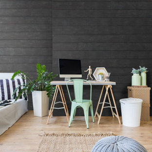 Imagen de habitación de invitados rústica con paredes negras