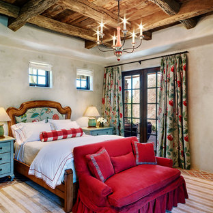Diseño de habitación de invitados de tamaño medio con paredes blancas y suelo de ladrillo
