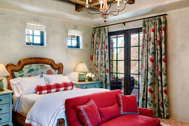フェニックスにある中くらいなおしゃれな客用寝室 (白い壁、レンガの床)