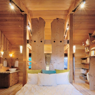Imagen de dormitorio rústico, de tamaño medio, con suelo de madera clara