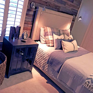 Diseño de dormitorio urbano, pequeño, con paredes grises, moqueta y suelo beige