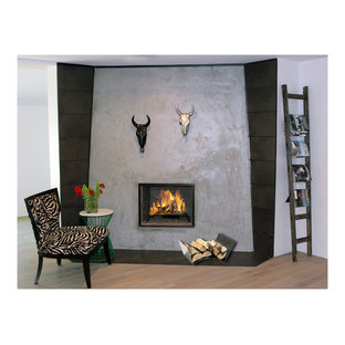 Foto de dormitorio principal, minimalista, pequeño, con suelo de madera clara, chimenea de esquina y marco de chimenea de hormigón