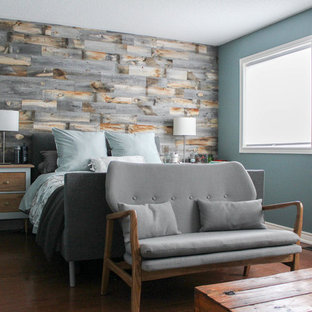 Foto de dormitorio principal, clásico renovado, grande, sin chimenea, con paredes azules, suelo marrón y suelo de madera oscura