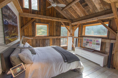 Imagen de dormitorio principal de estilo de casa de campo de tamaño medio con paredes marrones
