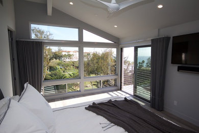Modernes Hauptschlafzimmer mit grauer Wandfarbe und Porzellan-Bodenfliesen in Orange County