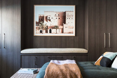 На фото: спальня в морском стиле с коричневыми стенами, светлым паркетным полом и бежевым полом с