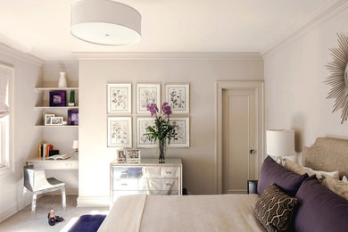 Стильный дизайн: большая хозяйская спальня: освещение в классическом стиле с ковровым покрытием и серыми стенами без камина - последний тренд