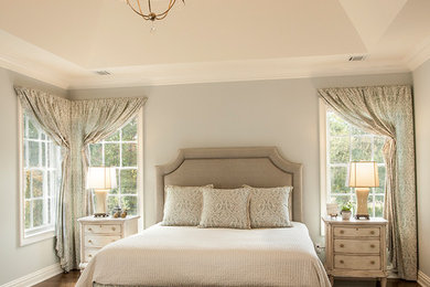 Ejemplo de dormitorio clásico renovado grande con paredes azules y suelo de madera en tonos medios