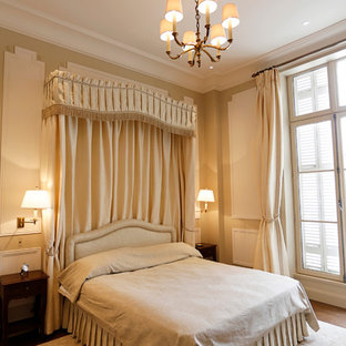 Réalisation d'une grand chambre parentale tradition avec un mur beige.