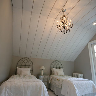 Foto de habitación de invitados romántica, de tamaño medio, sin chimenea, con suelo de madera clara y suelo blanco