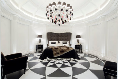 На фото: большая хозяйская спальня в современном стиле с белыми стенами, деревянным полом и разноцветным полом