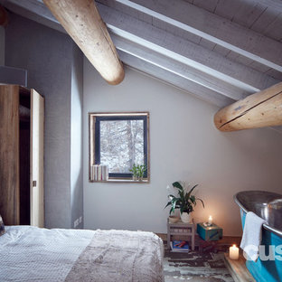 Foto de habitación de invitados industrial con paredes blancas y suelo de madera pintada