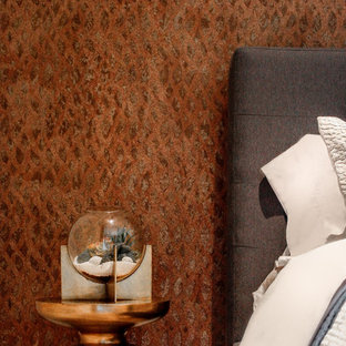 Ejemplo de habitación de invitados actual, de tamaño medio, con parades naranjas, suelo de baldosas de porcelana y suelo beige