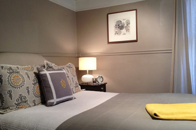 ニューヨークにあるトランジショナルスタイルのおしゃれな寝室 (グレーの壁、カーペット敷き、暖炉なし)