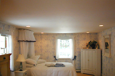 ボストンにある中くらいなトランジショナルスタイルのおしゃれな客用寝室 (カーペット敷き)