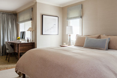 Diseño de dormitorio principal clásico renovado con paredes beige