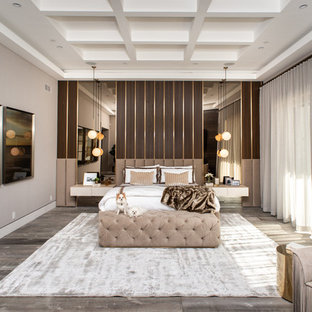 Foto de dormitorio principal, actual, grande, con paredes beige, suelo de baldosas de cerámica y suelo marrón