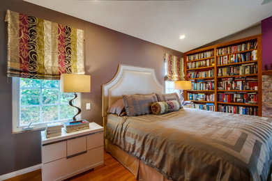 サンディエゴにある中くらいなコンテンポラリースタイルのおしゃれな主寝室 (グレーの壁、淡色無垢フローリング、暖炉なし、ベージュの床) のレイアウト
