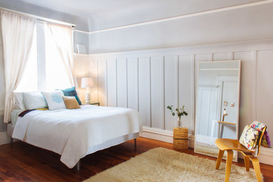Immagine di una camera matrimoniale classica di medie dimensioni con pavimento in legno massello medio, nessun camino, pareti blu e pavimento arancione
