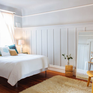Mittelgroßes Klassisches Hauptschlafzimmer ohne Kamin mit braunem Holzboden, blauer Wandfarbe und orangem Boden in San Francisco