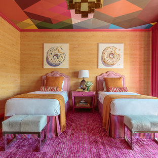 Cette image montre une grand chambre d'amis traditionnelle avec un mur multicolore, un sol en bois foncé et aucune cheminée.