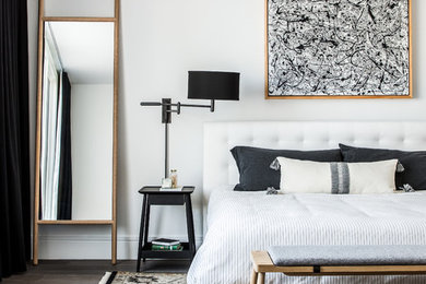 サンフランシスコにあるコンテンポラリースタイルのおしゃれな寝室 (白い壁、無垢フローリング、茶色い床) のインテリア