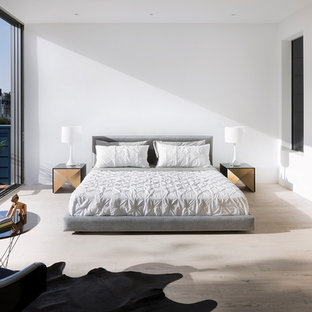 Foto de dormitorio principal, contemporáneo, grande, con paredes blancas, suelo de madera clara y suelo beige