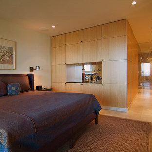 Modelo de dormitorio principal, contemporáneo, pequeño, con suelo de piedra caliza