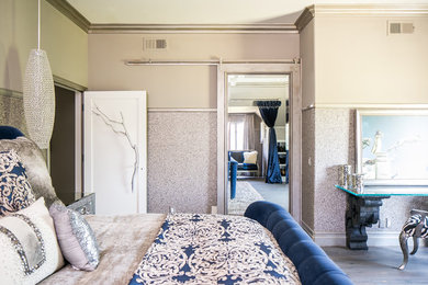 Ejemplo de dormitorio principal bohemio grande sin chimenea con paredes beige, suelo laminado y suelo beige