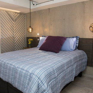Diseño de dormitorio principal, urbano, pequeño, con paredes blancas