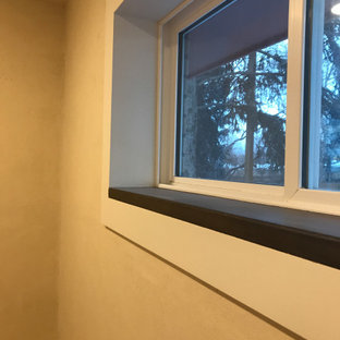 Ejemplo de dormitorio principal, rural, con paredes amarillas y suelo de corcho
