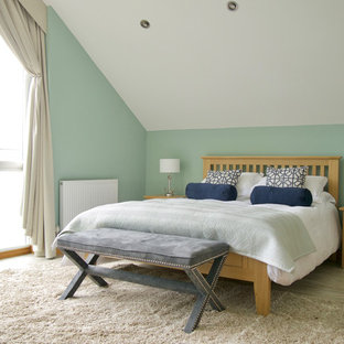 Modelo de dormitorio principal, marinero, con paredes verdes y suelo vinílico