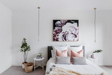Exemple d'une chambre grise et rose moderne.