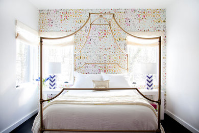 ニューヨークにあるトランジショナルスタイルのおしゃれな寝室 (マルチカラーの壁) のレイアウト