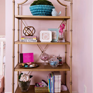 Idéer för att renovera ett stort vintage sovrum, med rosa väggar och heltäckningsmatta