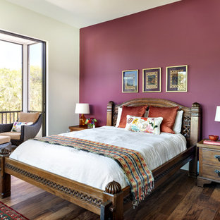 Modelo de dormitorio principal, de estilo zen, sin chimenea, con paredes púrpuras y suelo de madera oscura